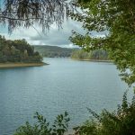 Suchy zbiornik i zapora wodna