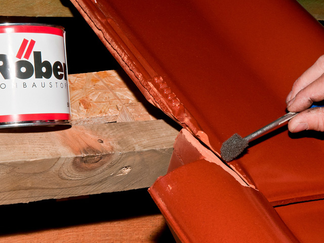 Po cięciu dachówki, krawędź należy pomalować tzw. zimną angobą (fot. Roben)