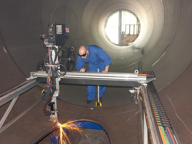 Mobilne urządzenie do wycinania włazów w wieżach elektrowni wiatrowych