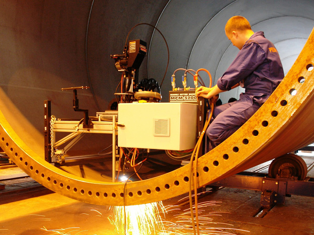 Mobilne urządzenie do wycinania włazów w wieżach elektrowni wiatrowych