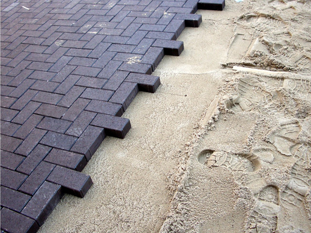 Przygotowanie podłoża pod układanie kostki. Fot. Lafarge