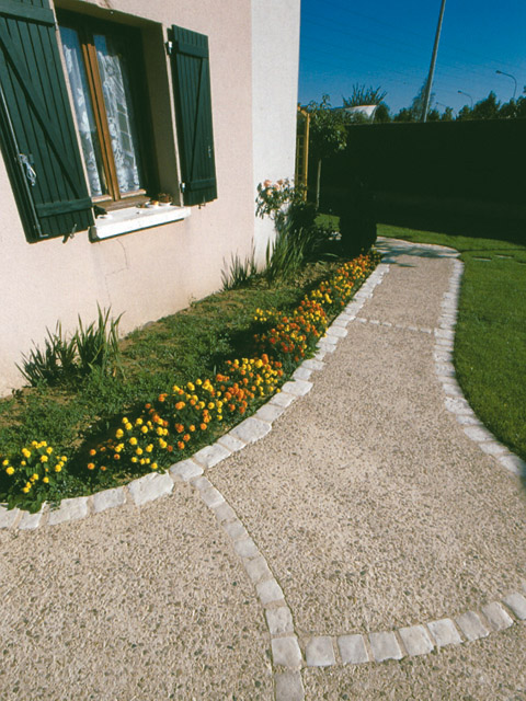 Ścieżka wykonana z betonu i kostki brukowej. Fot. Lafarge Ścieżka wykonana z betonu i kostki brukowej. Fot. Lafarge