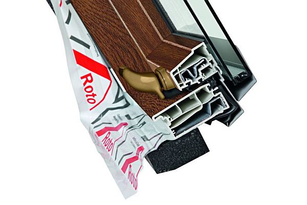 Przekrój okna dachowego Designo R7 - okleina złoty dąb