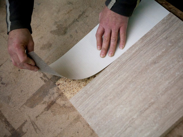 Jak wykończyć ścianę wyłożoną płytą drewnopochodną