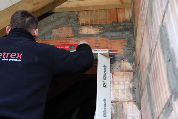 Poprzez zamocowanie profili bocznych i górnego otrzymano konstrukcję, w której osadzone zostanie okno.