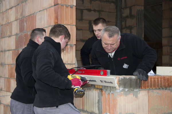 Przykręcenie elementów MOWO do ściany Przykręcenie elementów MOWO do ściany wkrętami, odpowiednio dobranymi do materiału ściany (w tym wypadku pustak ceramiczny POROTHERM) – dla tego rozwiązania przyjęto wkręty o średnicy 7,5mm i minimalnej głębokości osadzenia wynoszącej 100mm – zgodnie z wytycznymi producenta firmy WURTH.