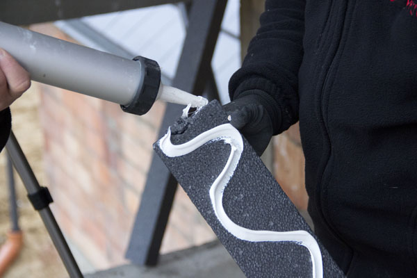 Zamontowaniu elementów PR007 Po zamontowaniu elementów PR007, docięto na identyczne wymiary profile termoizolacyjne PR008. Na profile została nałożona warstwa kleju, a w kolejnym kroku, poprzez dociśnięcie, zostały one doklejone do elementów konstrukcyjnych PR007.