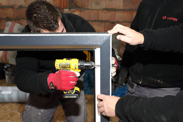 Osadzona w przygotowanej konstrukcji MOWO rama Osadzona w przygotowanej konstrukcji MOWO rama okna V90+ została odpowiednio ustawiona, z zachowaniem pionów i poziomów (poziom został zachowany poprzez instalację w poziomie profili systemu MOWO).