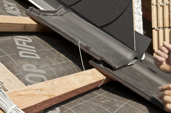 Klamrowanie dachówek, czyli przypinanie ich do łat, jest bardzo ważne - zapobiega podnoszeniu dachówek przez wiatr. Na połaci zaleca się klamrowanie co trzeciej dachówki po skosie, o ile lokalizacja budowy i specyfika dachu nie wymagają innych rozwiązań.