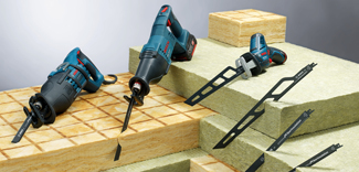 Nowe brzeszczoty precision for FiberInsulation służą do cięcia materiałów izolacyjnych pod kątem, a także do wycinania okrągłych otworów pod przepusty instalacyjne. Ostre zakończenie brzeszczotów Bosch ułatwia wejście brzeszczotu w materiał oraz zapewnia precyzyjne cięcie wgłębne. Cięcie nowymi brzeszczotami Bosch jest wyjątkowo precyzyjne dzięki symetrycznie ząbkowanemu ostrzu, a zwiększona grubość i szerokość brzeszczotów dodatkowo stabilizuje je podczas pracy. Nowe brzeszczoty precision for FiberInsulation służą do cięcia materiałów izolacyjnych pod kątem, a także do wycinania okrągłych otworów pod przepusty instalacyjne. Ostre zakończenie brzeszczotów Bosch ułatwia wejście brzeszczotu w materiał oraz zapewnia precyzyjne cięcie wgłębne. Cięcie nowymi brzeszczotami Bosch jest wyjątkowo precyzyjne dzięki symetrycznie ząbkowanemu ostrzu, a zwiększona grubość i szerokość brzeszczotów dodatkowo stabilizuje je podczas pracy. Brzeszczoty wykonane są ze stali narzędziowej węglowej, a maksymalna grubość cięcia wynosi 300 mm (dla modelu S 2013 AWP). Ofertę brzeszczotów Bosch do cięcia materiałów izolacyjnych uzupełnia brzeszczot S 713 AW z linii clean for FiberInsulation do czystych cięć w materiałach włóknistych i izolacyjnych o grubości do 100 mm. Brzeszczoty Bosch można stosować do wszystkich pił szablastych, np. mocnej i wydajnej Bosch GSA 1300 PCE Professional lub lekkiej i kompaktowej Bosch GSA 10,8 V-LI Professional.