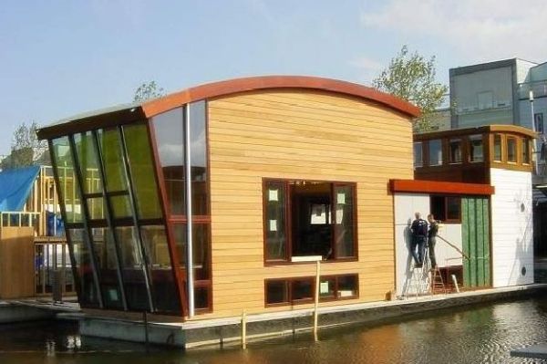 Domyz drewna na wodzie