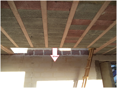Przykład niewłaściwego wykonania wymianu i żeber rozdzielczych powodujące nienormowe ugięcie stropu