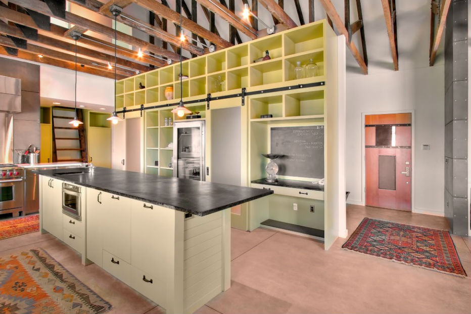 Otwarte szafki i podświetlane meble kuchenne, fot.: J.A.S. Design Build 