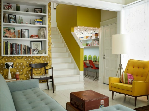 Żółta ściana w pokoju dzienny, źródło: Renewal Design Build