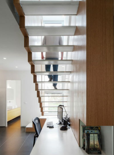 Przestrzeń pod schodami to doskonałe miejsce do ustawienia biurka do pracy w domu , fot.: Arbejazz Architects Studio