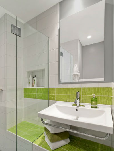 Zielony dekor wyraźnie ożywia łazienkę, fot.: luminosusdesigns.com
