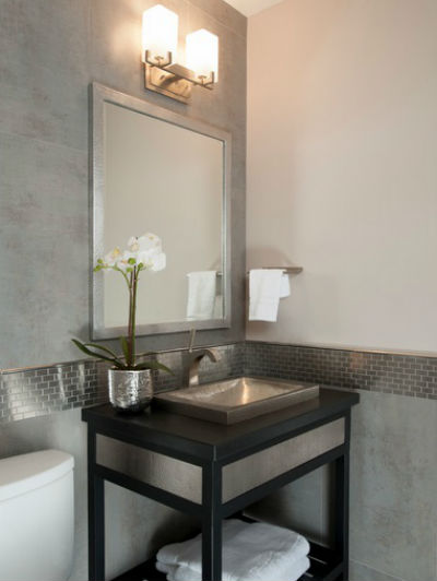 Srebrny dekor ułożony na ścianie dodaje łazience elegancji, fot.: Spaces by Juliana Linssen Interior Design