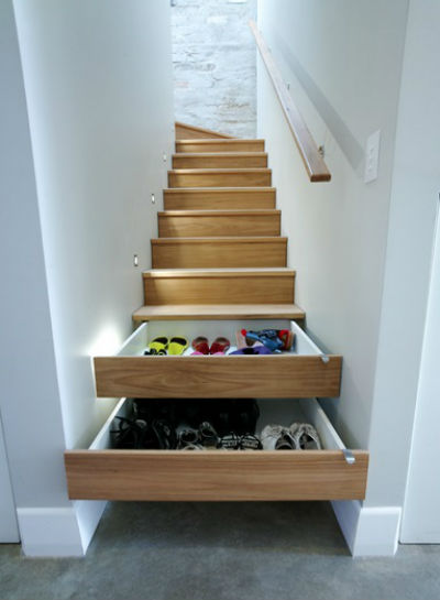Kiedy przestrzeń pod schodami jest niedostępna w stopniach można zamontować szuflady, fot.: Heberaise Pty