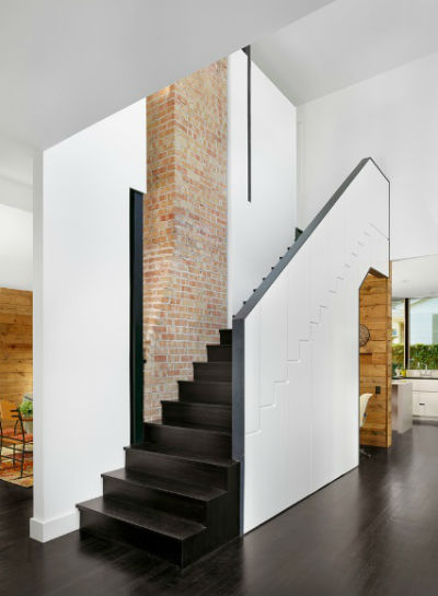 Zabudowana przestrzeń pod schodami może zostać wykorzystana jako szafa do przechowywania ubrań, fot.: Huhg Jefferson Randolph Architects