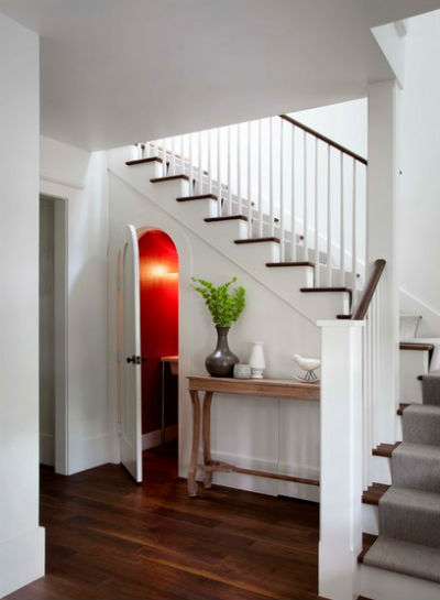 Zabudowana przestrzeń pod schodami może zostać wykorzystana jako szafa do przechowywania ubrań, fot.: Tim Cuppett Architects 