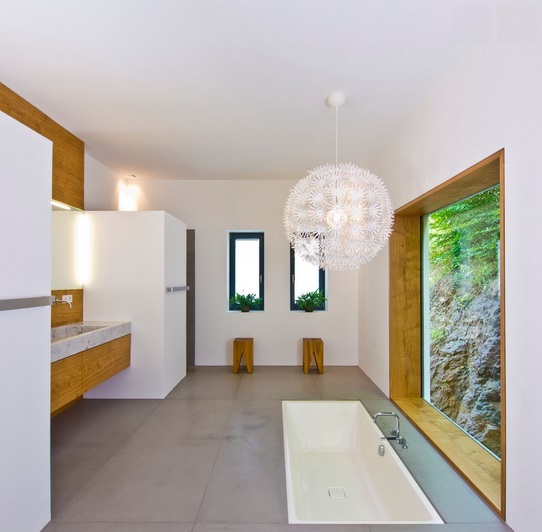 Minimalistyczna łazienka z drewnianymi elementami, fot.: cicobooks.com