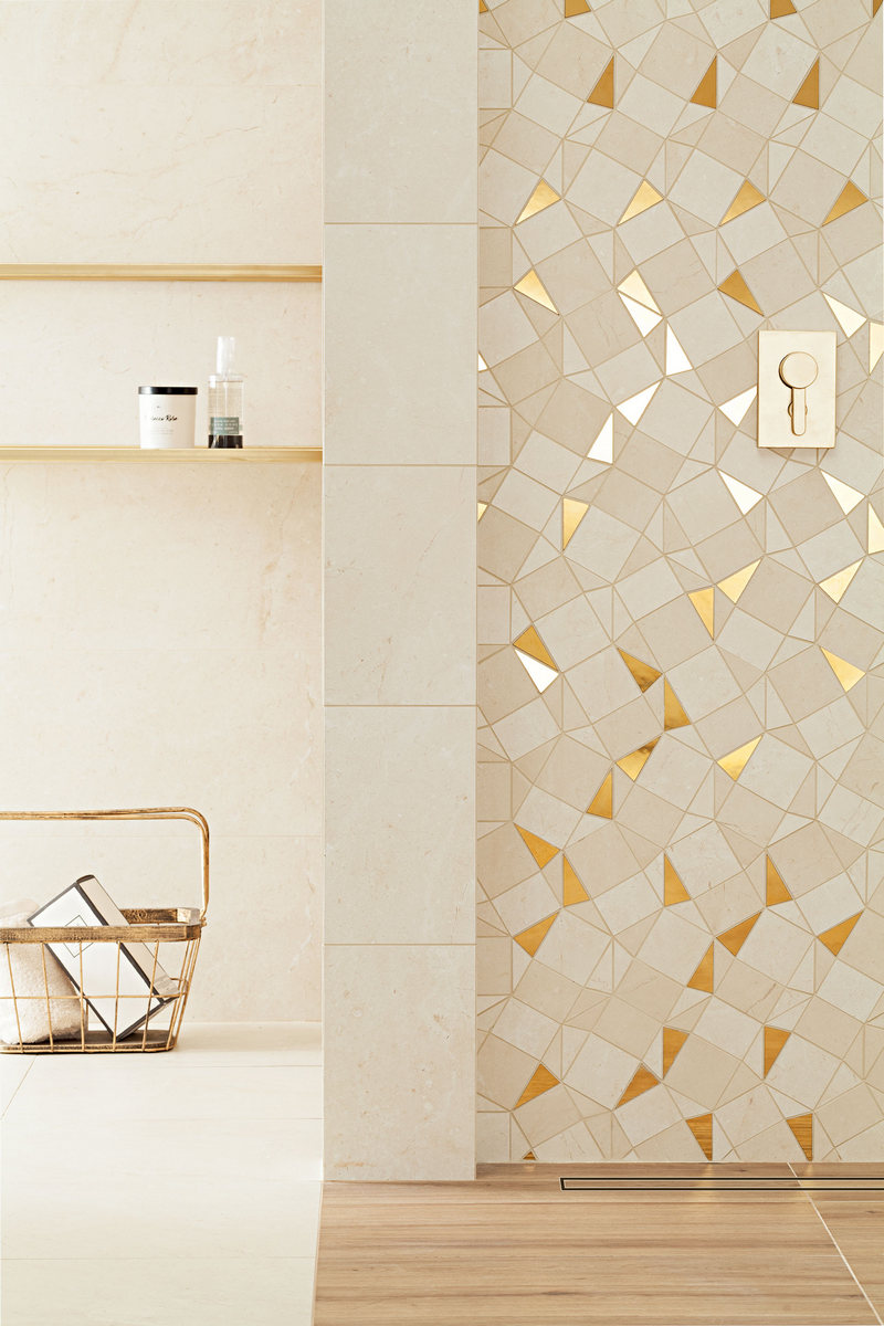 Złoty dekor do łazienki na ścianie