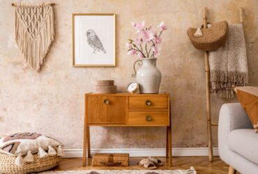 Komoda z gałkami meblowymi w stylu vintage